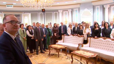 Представители партии «Белая Русь» посетили с экскурсией Дворец Независимости