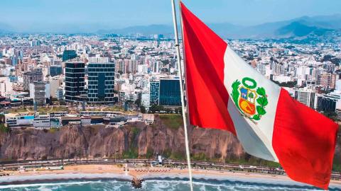 Парламент Перу отстранил президента страны Дину Болуарте от власти