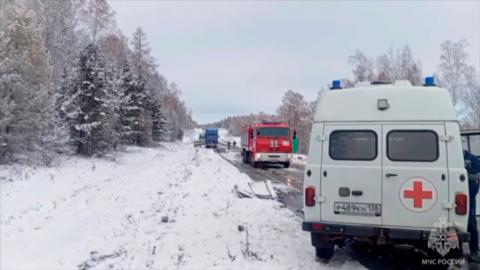 На трассе в Иркутской области столкнулись четыре фуры, три человека погибли