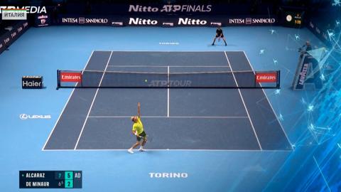 Алькарас победил де Минаура в матче Итогового турнира ATP