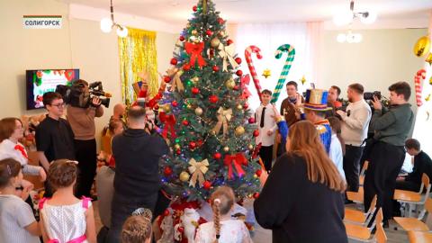 Марафон добра! Дмитрий Лукашенко вместе с семьей поздравил с Новым годом детей из СПЦ Солигорского района