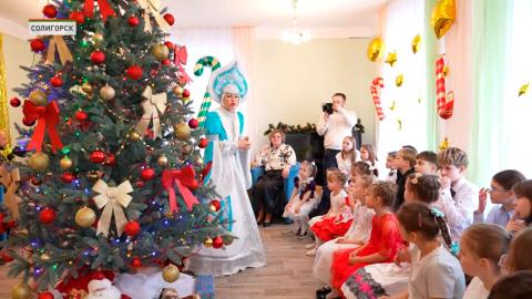 Марафон добра! Дмитрий Лукашенко вместе с семьей поздравил с Новым годом детей из СПЦ Солигорского района