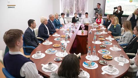 Игорь Сергеенко посетил РРЦ для детей-инвалидов