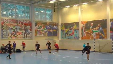 «СКА-Минск» поднялся на первое место чемпионата Беларуси по гандболуСКА обыграл минский областной гандбольный клуб в единственном поединке чемпионата страны по гандболу. Гости навязали действующему обладателю золота серьёзную борьбу. Армейцы ушли на перерыв при комфортном перевесе 18:13. Однако затем приезжие спортсмены активизировались и сократили отставание. Финальный результат 32:30. В рядах победителей по 5 раз цель поразили Ермакович и Карпилович. Данная виктория позволила СКА обойти Мешков Брест и под