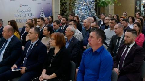 Трудовые коллективы по всей стране смотрят народное вече по телевизору или через медиапорталы в интернете