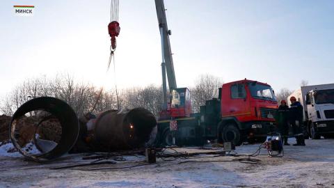 Специалисты проводят демонтаж повреждённого участка тепломагистрали