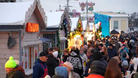 Атмосфера праздника – у Дворца спорта в Минске проходит «Калядны кiрмаш»