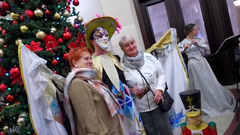 Настоящую карнавальную ночь устроили для пожилых людей в Большом театре