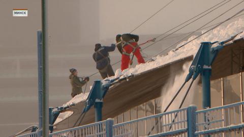 Помощь на высоте – профессиональные альпинисты помогают очищать крыши от снега