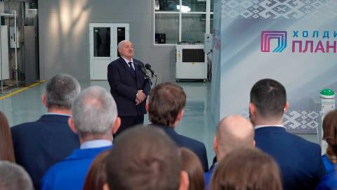 Не ускоримся – толку не будет. Президент обратился к сотрудникам «Планара»