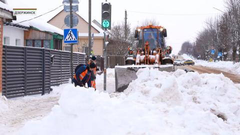 В режиме нон-стоп. По всей стране коммунальные службы устраняют последствия снегопада