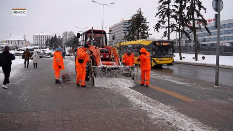 В Минске продолжается уборка дорог от снега