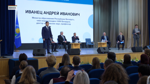 Панельные дискуссии, образовательные блоки, встречи с учеными, экскурсии по современным лабораториям