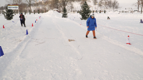 Чемпионат по метанию валенок провели в Могилеве