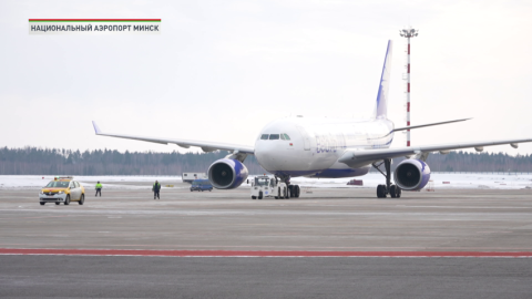 «Белавиа» представила обновленный борт с праздничной ливреей