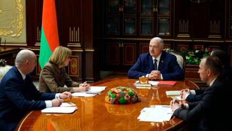 Александр Лукашенко: такого позорища для мужиков трудно придумать! Женщина не может родить – не от кого!