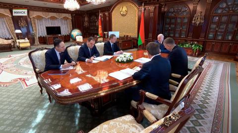 Лукашенко собрал совещание по вопросам текущей деятельности Нацбанка