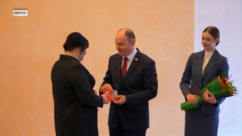 За любовь, заботу и труд! Во Дворце Республики Орденом Матери наградили представительниц Минской области