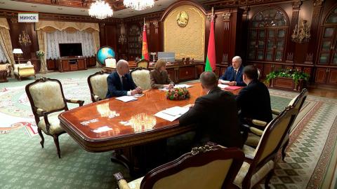 Сделать так, как хочет женщина. Лукашенко пообещал максимально упростить доступ к ЭКО