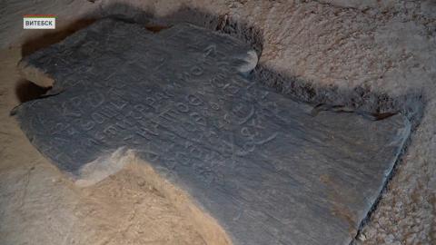 Каменный крест XVII века обнаружили в Витебском районе