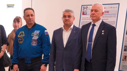 Летчики-космонавты Антон Шкаплеров и Олег Новицкий заложили аллею в Минске