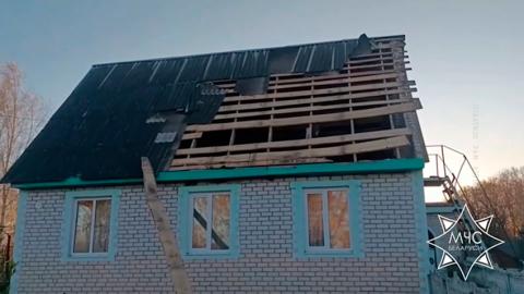 Сотрудники МЧС ликвидировали последствия сильного ветра