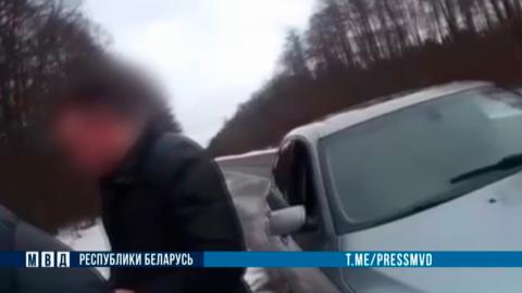 Милиционеры обнаружили у иностранца наркотики, он пытался откупиться — возбуждено два уголовных дела