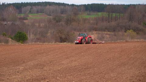 Аграрии обработали около 700 тыс. гектаров яровых культур