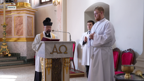 В Великую субботу люди приходят в храмы, молятся, размышляют о тайне Спасения Иисуса Христа