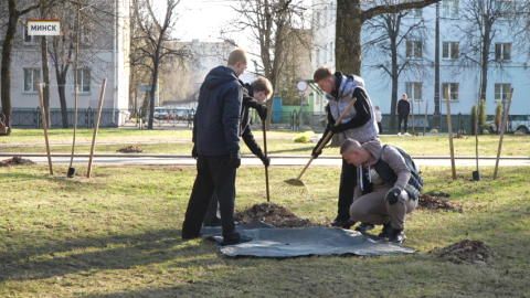 Порядка тысячи юношей и девушек вышли сегодня на «Молодежный субботник» в столице