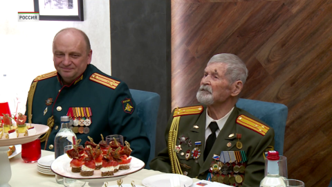 В Екатеринбурге со 100-летием поздравили ветерана ВОВ, одним из первых въехавшего в освобожденный Минск