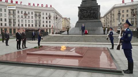Делегация Свердловской области возложила цветы к монументу Победы в Минске