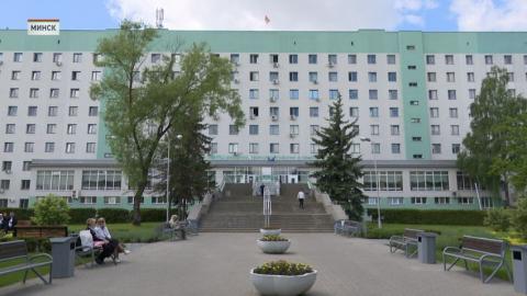 Уникальную операцию пациенту с дефектом бедренной кости провели в Минске