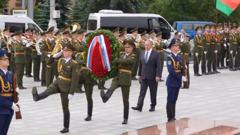 Сергей Лавров возложил венок к монументу Победы в Минске