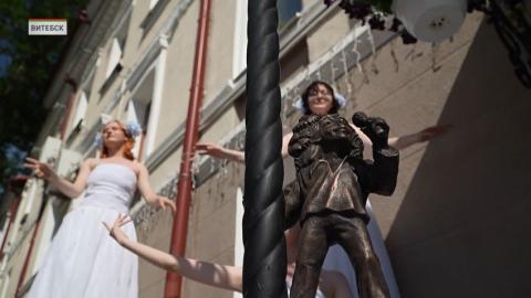 Бронзовая валошка с микрофоном: новый символ «Славянского базара» появился в Витебске