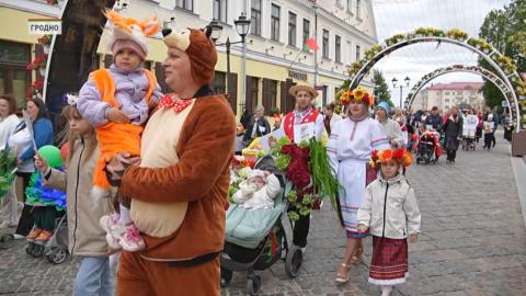Красочный парад детских колясок ко Дню защиты детей прошел в Гродно