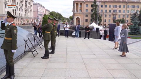 В церемонии возложения цветов к монументу Победы в Минске 25 июня приняли участие председатель Совета Республики Национального Собрания Беларуси и председатель Совета Федерации Федерального собрания России