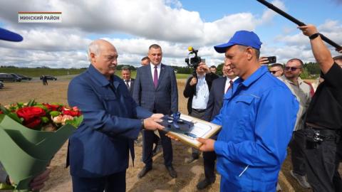 Лукашенко подарил передовикам жатвы новые автомобили 