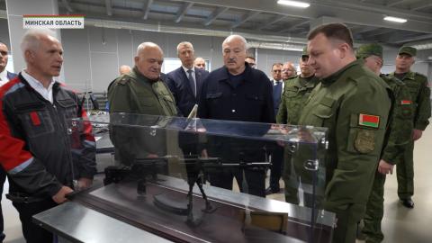 Лукашенко подарили первый белорусский автомат 