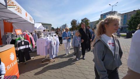 Школьную ярмарку с показом коллекции провели у Дворца спорта в Минске