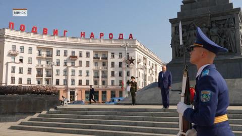 Ахмед Аттаф принял участие в церемонии возложения венка к монументу Победы