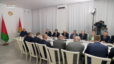 Лукашенко потребовал обеспечить приоритет белорусских товаров на прилавках