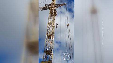 Сотрудники МЧС спустили машиниста башенного крана с 30‑метровой высоты в Минске