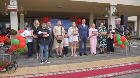 Семейный оберег: в Гродно многодетным семьям вручили «Бацькаву кашулю»