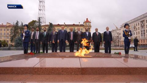 Делегация Пакистана возложила венок к монументу Победы в Минске