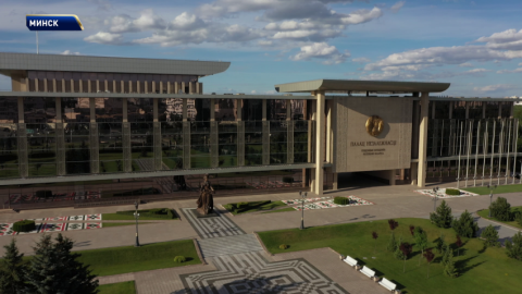 Во Дворце Независимости Александр Лукашенко принимает с докладом председателя Государственного таможенного комитета