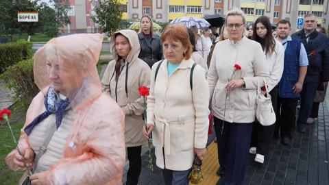 Обещание помнить о цене мира – к обелиску узникам концлагеря «Береза-Картузская» продолжают нести цветы