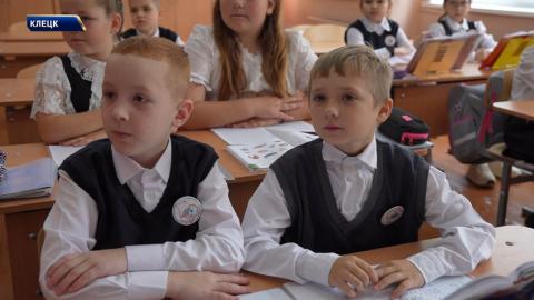 В школах Клецка третьеклассники начали изучать китайский язык