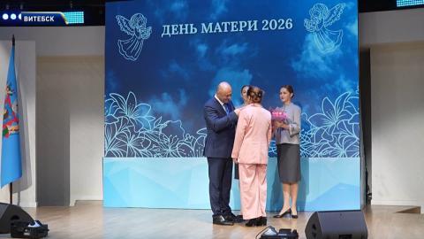 Сердце, отданное детям! В Витебске в День матери вручили ордена и премии