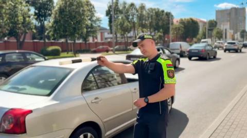 Пассажирка высунулась из люка автомобиля в Минске и снимала видео